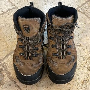 Nevados size 5 1/2 boys hiking shoes